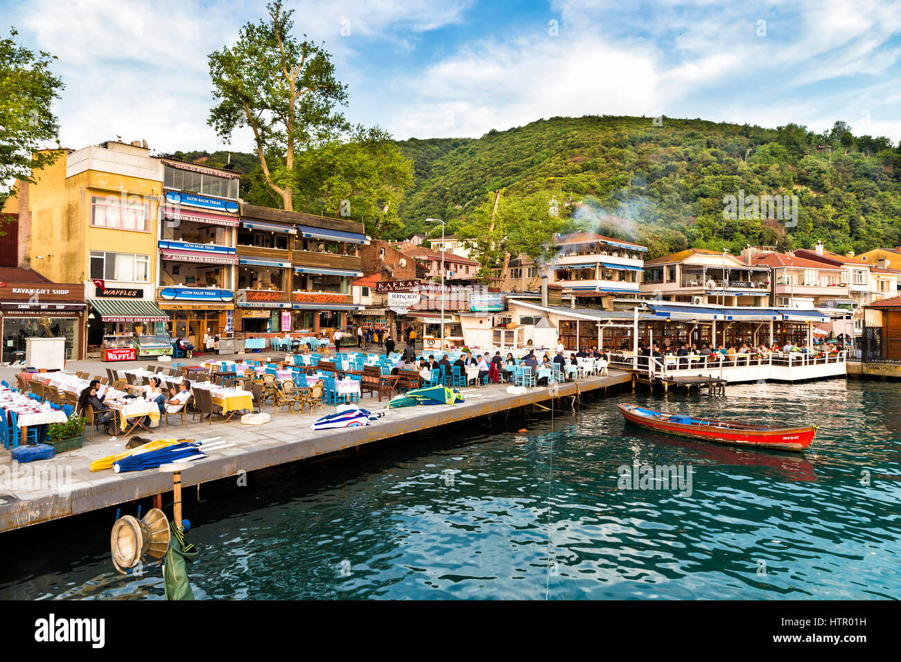 Restaurants de poissons à l'Anadolu Kavagi seaside village. L'Anadolu Kavagi est un petit village de pêcheurs sur la côte nord d'Istanbul Banque D'Images