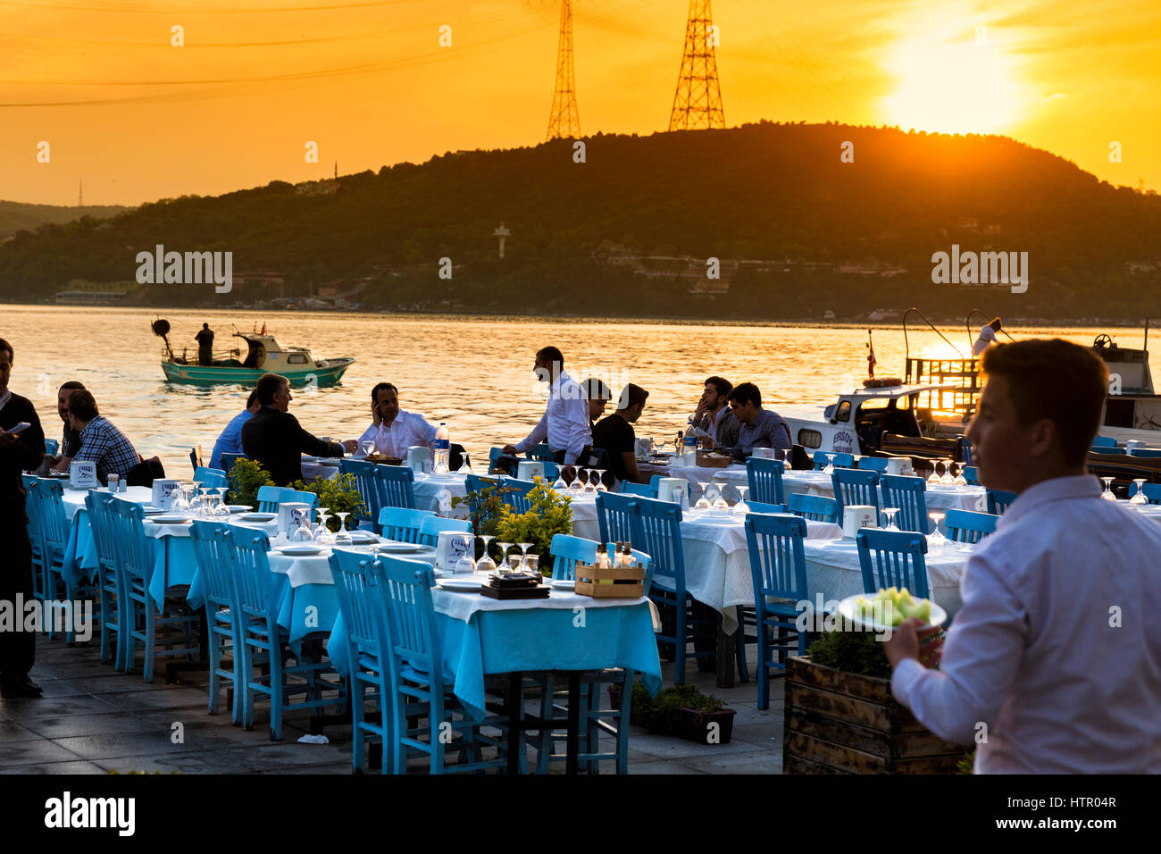 Les touristes à restaurants de poisson à l'Anadolu Kavagi seaside village. L'Anadolu Kavagi est un petit village de pêcheurs à Istanbul Banque D'Images