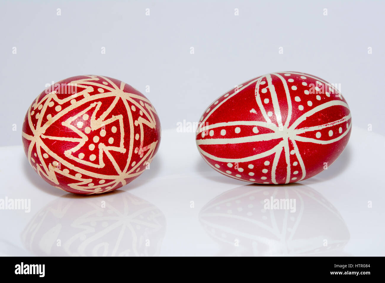 Les œufs décorés est une vieille tradition de Pâques, ils sont peints avec des motifs traditionnels et géométriques. Oeufs de Pâques colorés, c'est que le symbolisme Banque D'Images