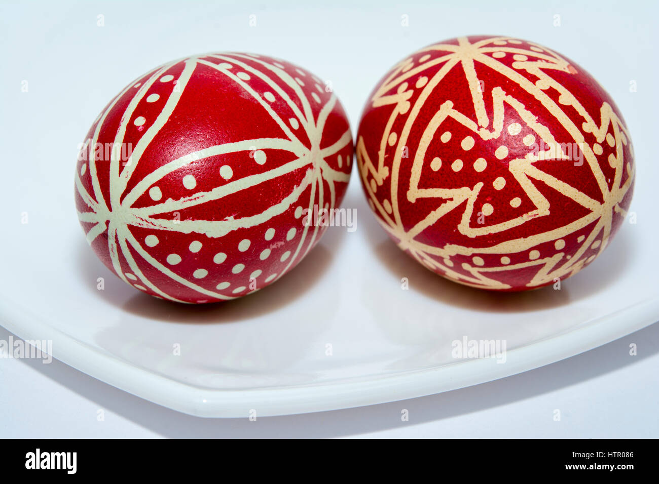 Les œufs décorés est une vieille tradition de Pâques, ils sont peints avec des motifs traditionnels et géométriques. Oeufs de Pâques colorés, c'est que le symbolisme Banque D'Images