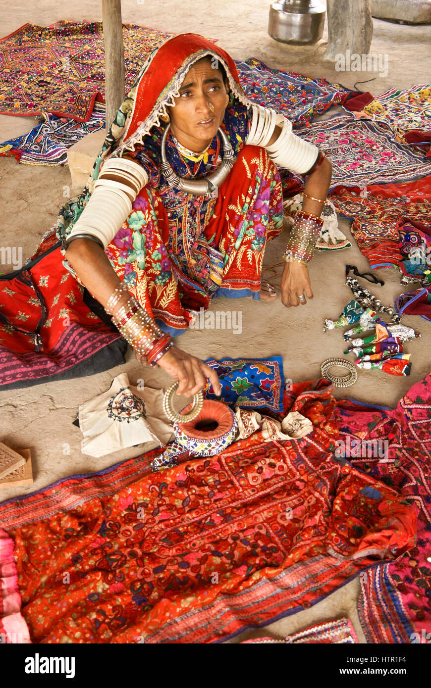 Magnifiquement habillés Meghwal Harijan femme vendant artisanat, Ludia, Gujarat, Inde Banque D'Images
