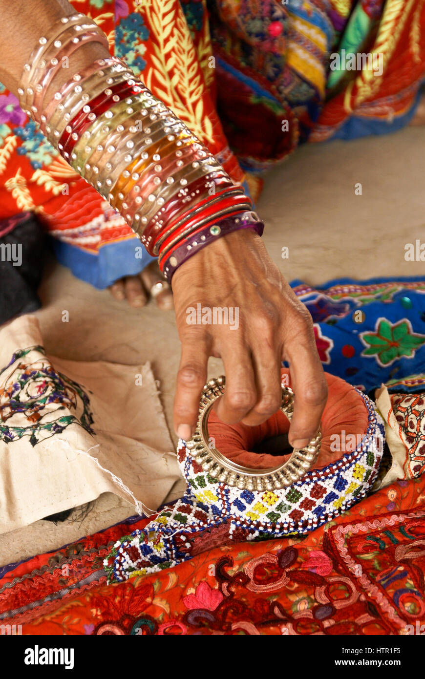 Meghwal Harijan artisanat à vendre à Ludia, Gujarat, Inde Banque D'Images