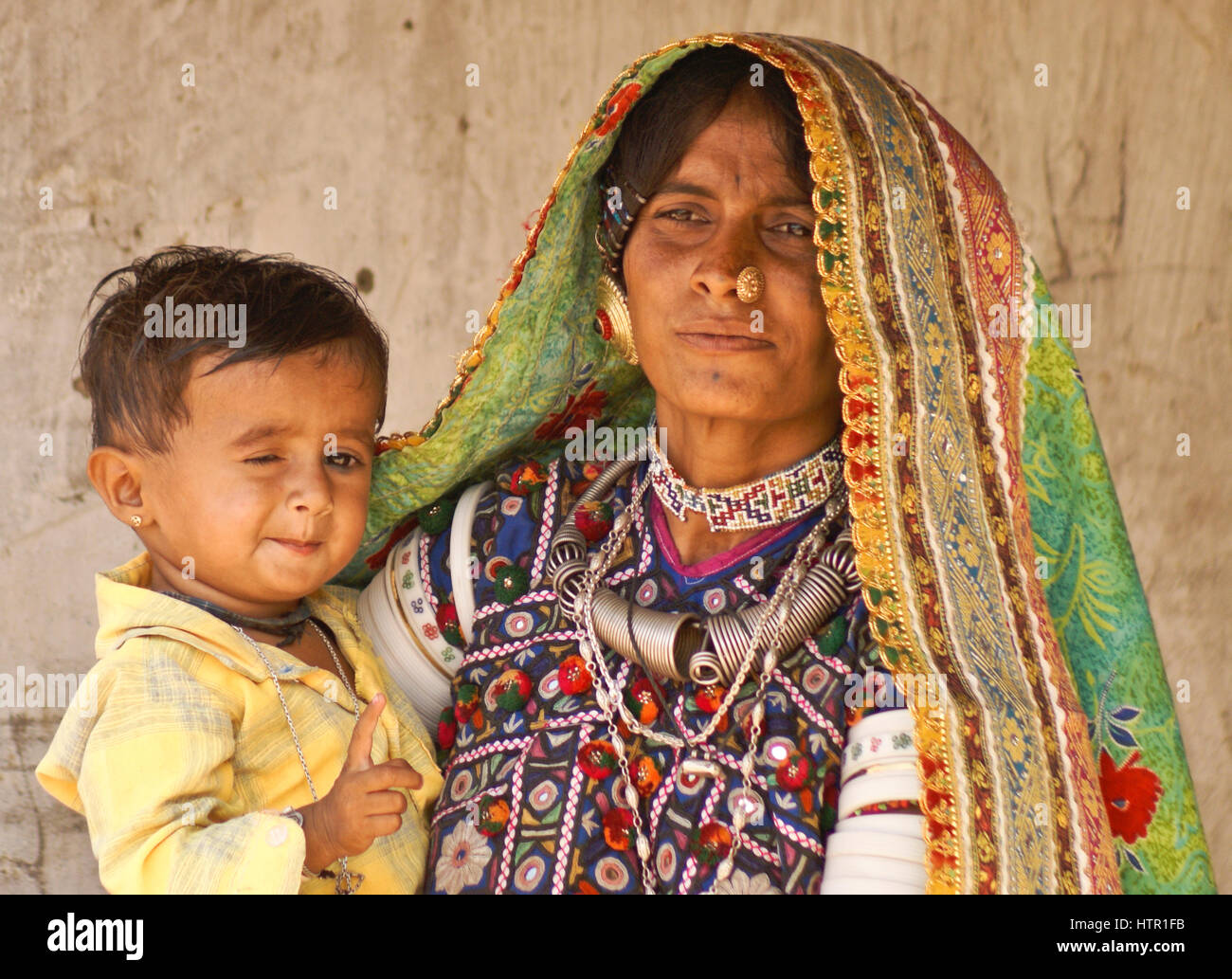 Meghwal Harijan Mère et enfant dans un village près de Bhuj, Gujarat, Inde Banque D'Images