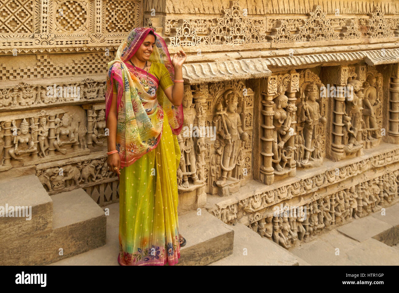 Femme en sari à Rani-ki-Vav cage, Patan, Gujarat, Inde Banque D'Images