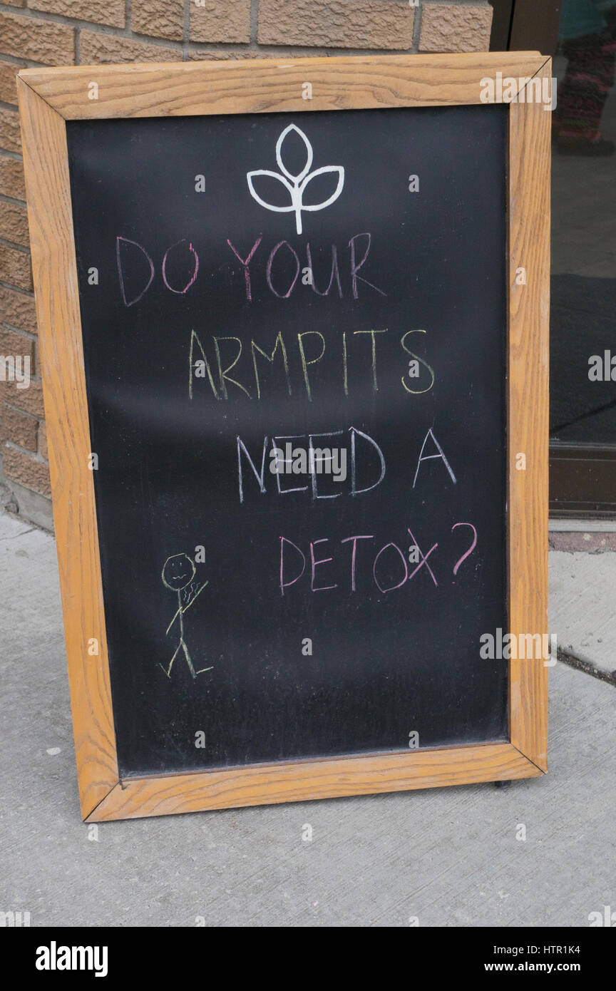 Un tableau noir placard panneau indiquant 'vos aisselles ont besoin d'un detox ?' Banque D'Images