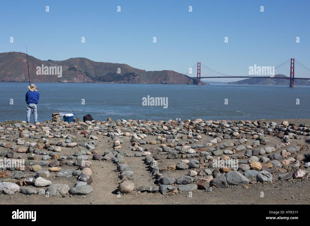 Un homme près de pêche le labyrinthe à Land's End à San Francisco, CA, USA. Banque D'Images