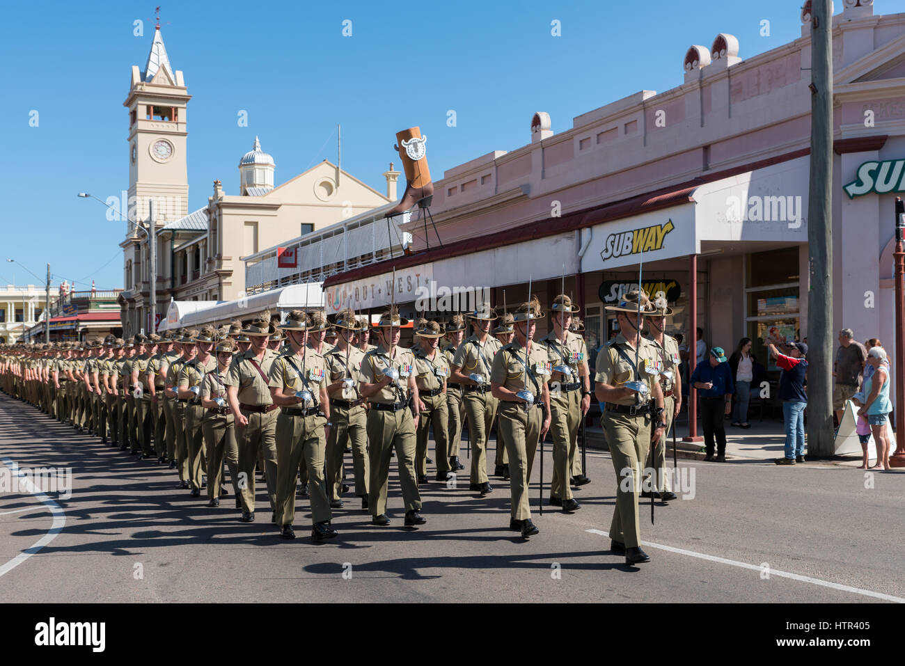 Charters Towers, Australie - 25 Avril 2016 : Des soldats marchant sur la Journée de l'Anzac à Charters Towers, Queensland Australie Banque D'Images