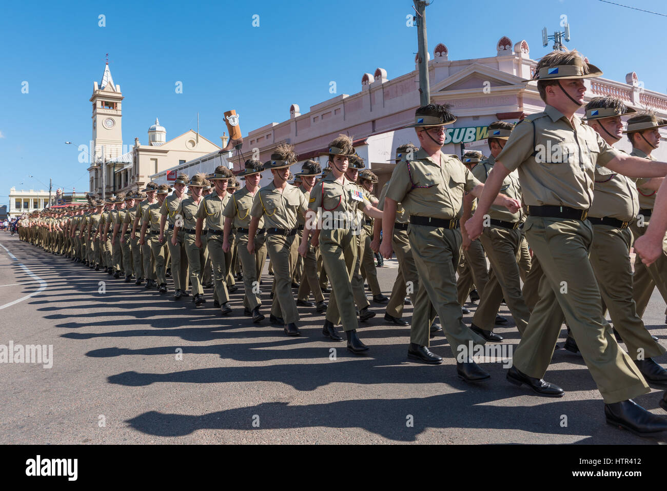 Charters Towers, Australie - 25 Avril 2016 : Des soldats marchant sur la Journée de l'Anzac à Charters Towers, Queensland Australie Banque D'Images