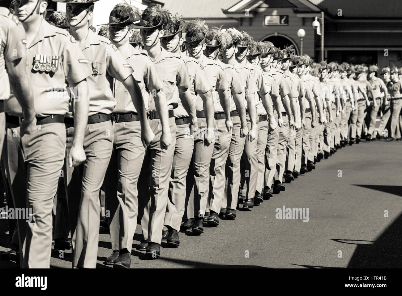 Parade de la journée d'Anzac avec des soldats marchant dans la rue principale de Charters Towers Banque D'Images