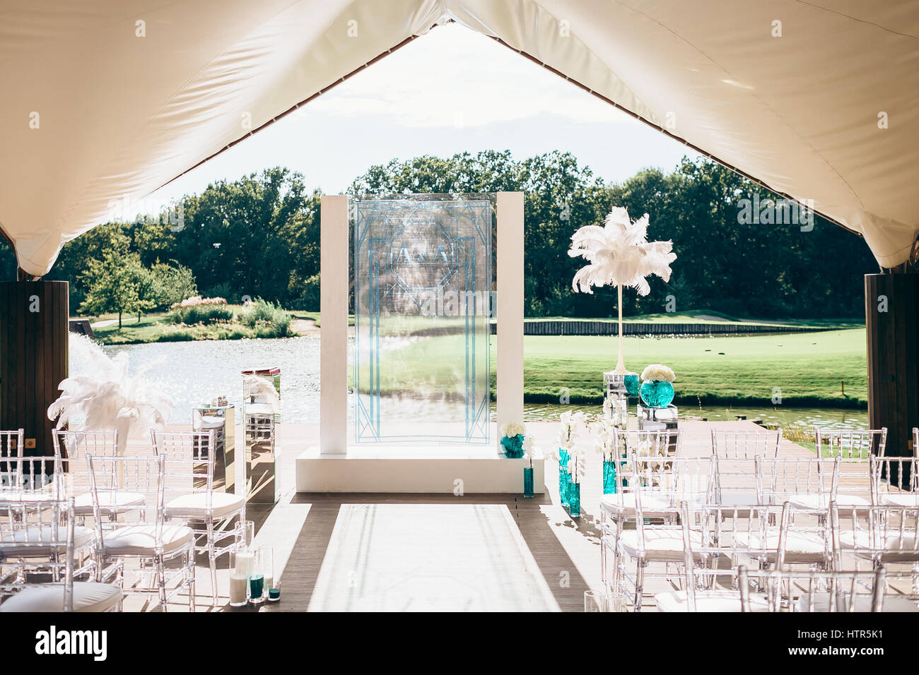 Arche de mariage avec monogramme, mirrory socle et big plume blanche Banque D'Images