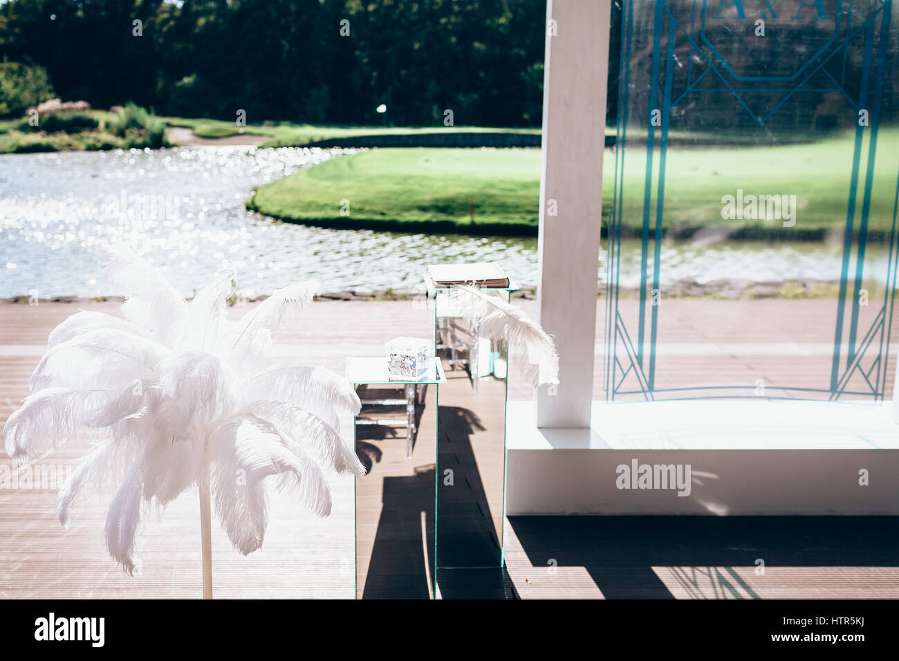 Arche de mariage avec monogramme, mirrory socle et big plume blanche Banque D'Images