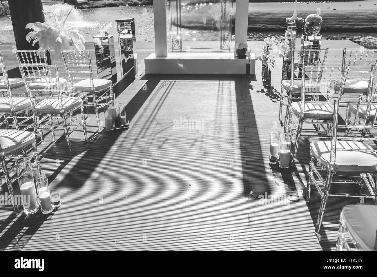 Arche de mariage avec monogramme, mirrory socle et big plume blanche Banque D'Images