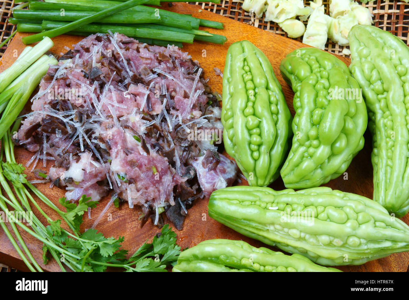 La nourriture vietnamienne, la soupe de melon amer farci de viande hachée, de la nutrition, un plat populaire au Vietnam, amer, riches en vitamine peut anti diabète Banque D'Images