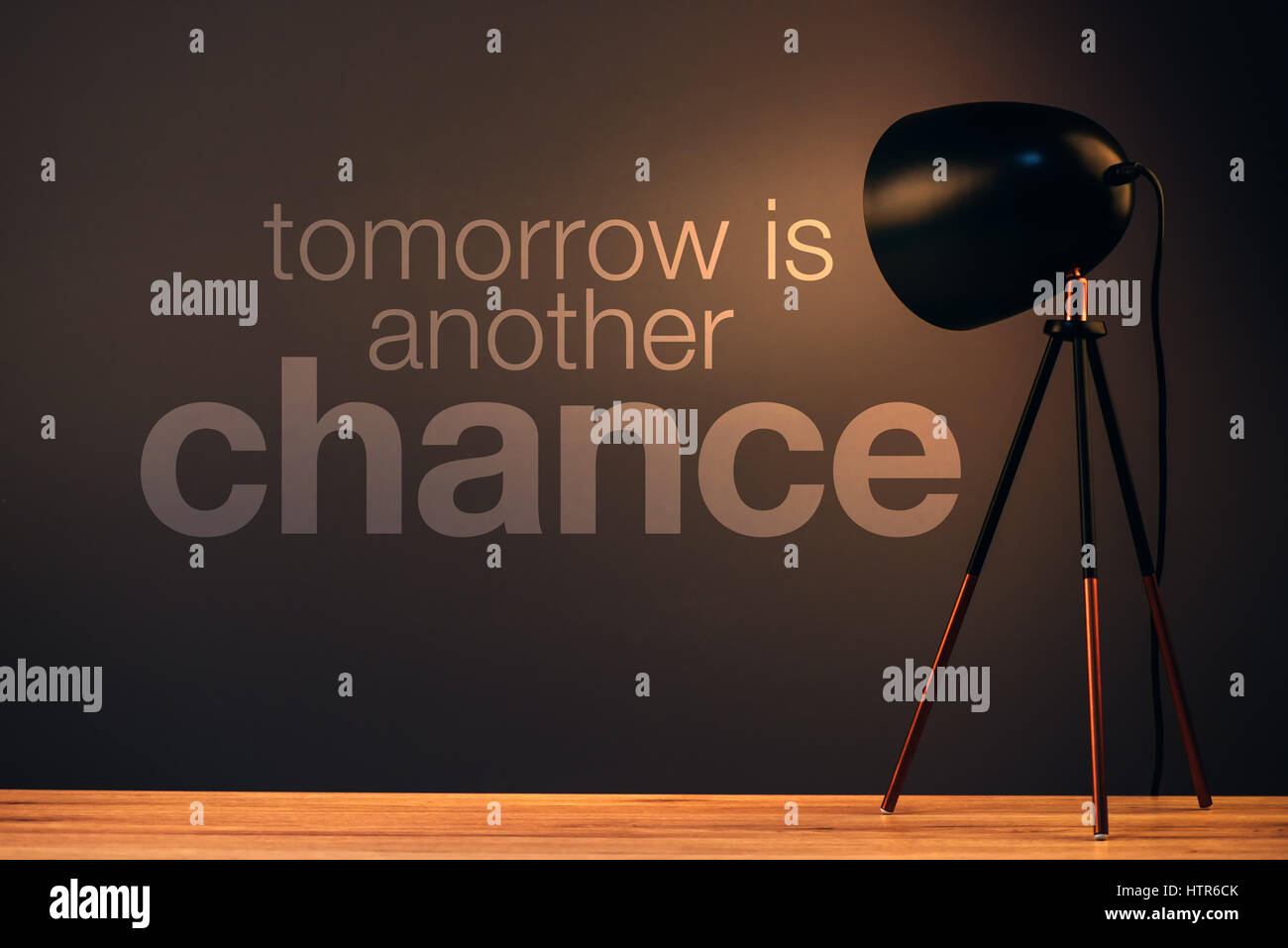 Demain est un autre chance motivational quote sur mur bureau éclairé par la lampe de bureau Banque D'Images