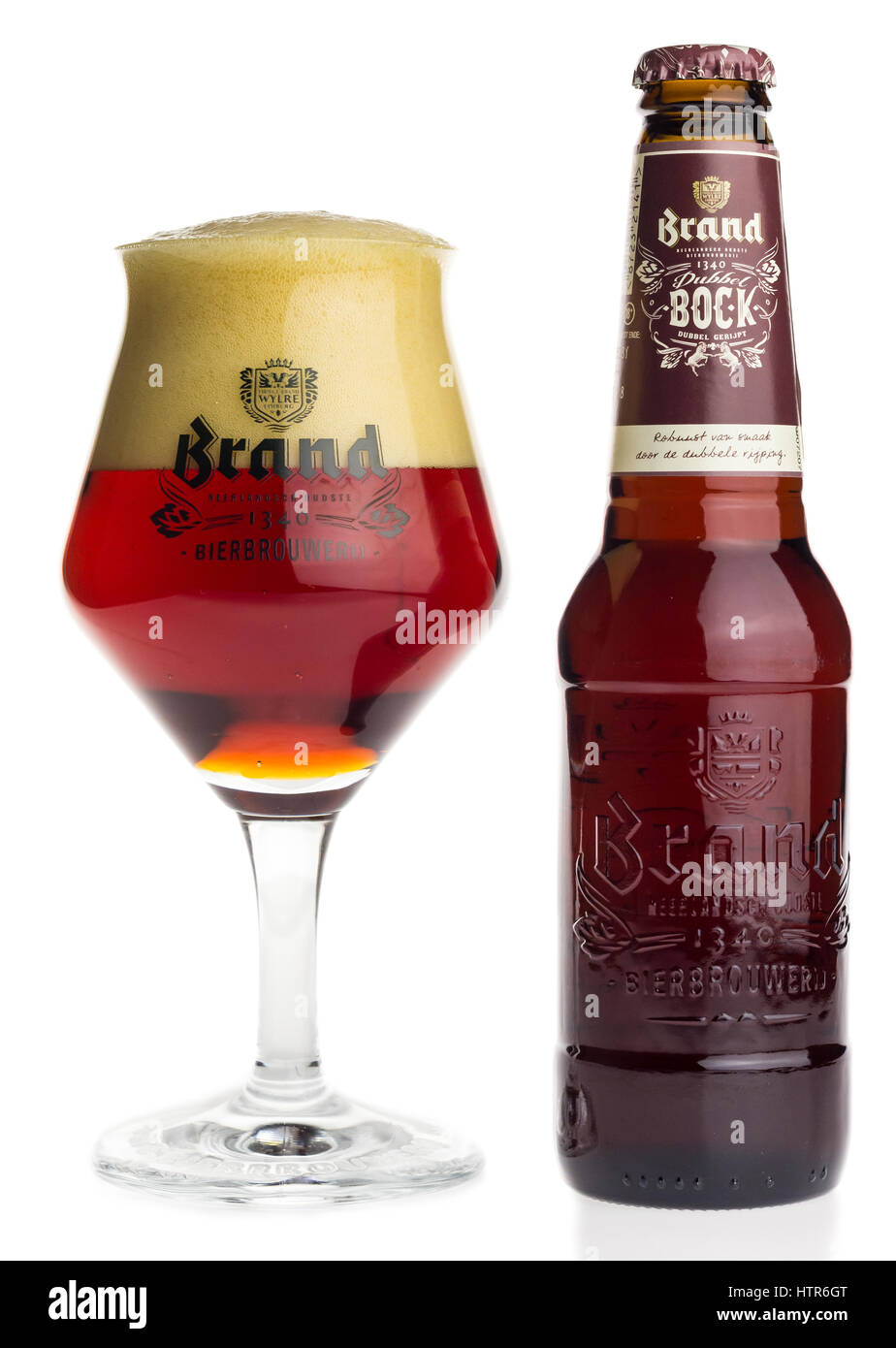 Bouteille et verre de bière bock Dubbel marque néerlandaise isolé sur fond blanc Banque D'Images