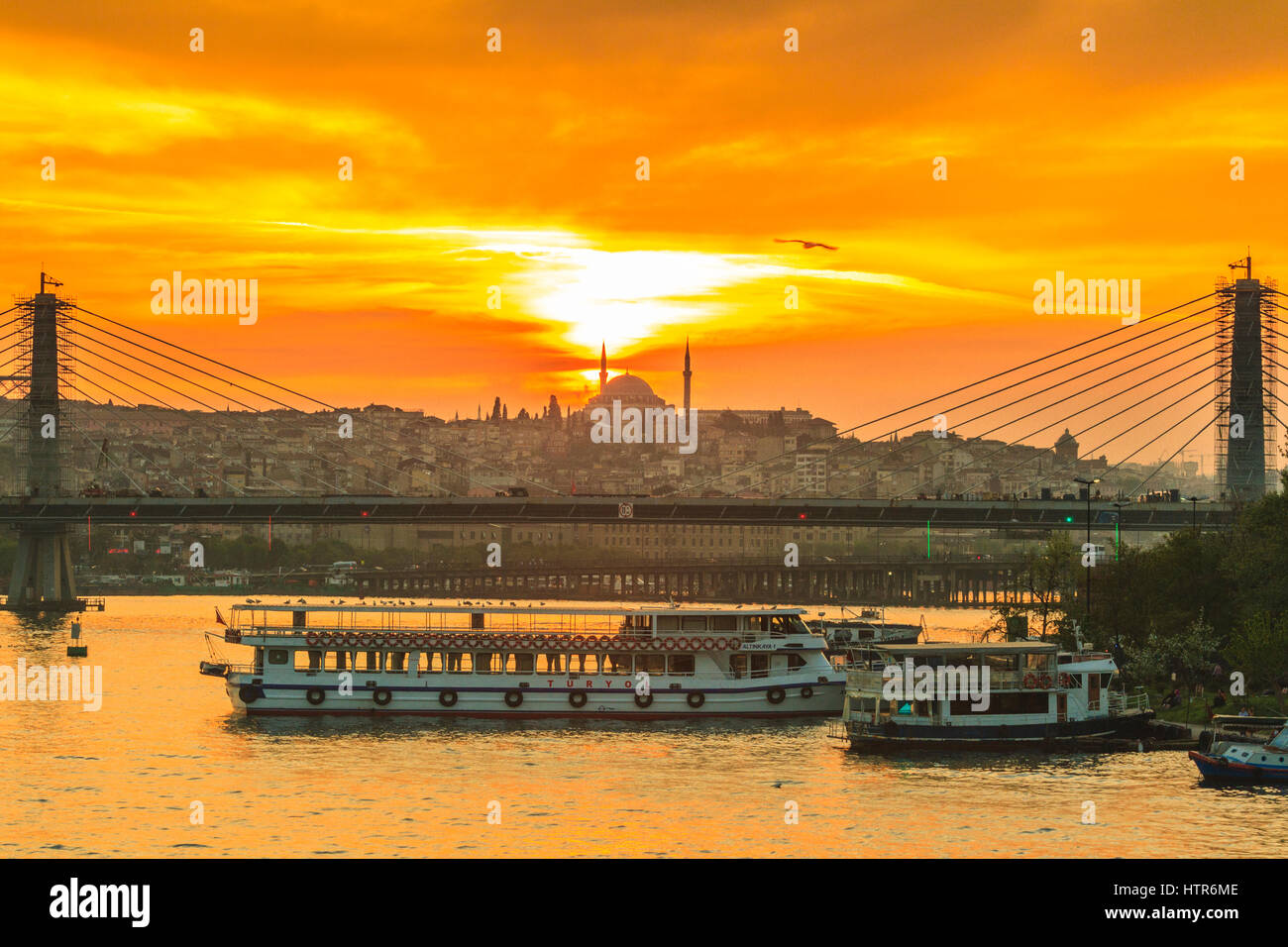 Mosquée de Gul tourné au coucher du soleil depuis le pont de Galata, Istanbul, Turquie Banque D'Images