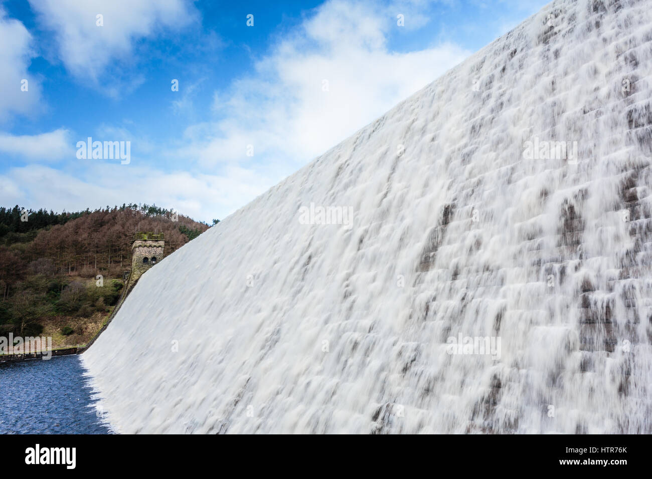Mur de barrage au débordement du réservoir de Howden Banque D'Images
