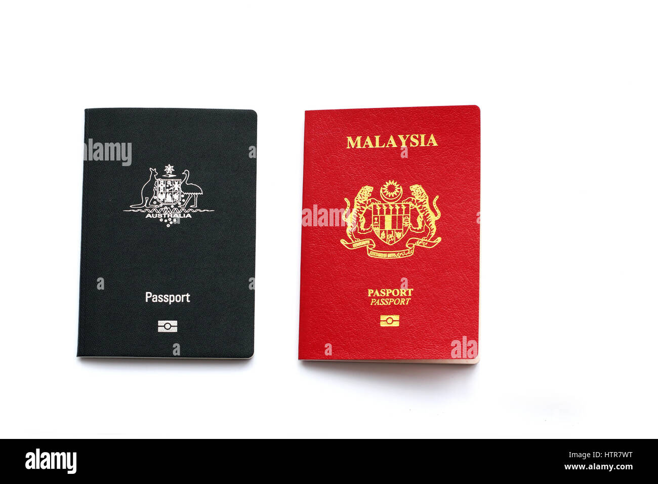Close up of Australian et malaisien isolés contre passeport fond blanc Banque D'Images
