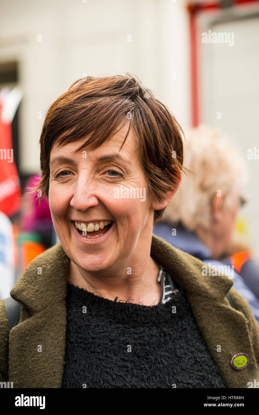 À l'actrice Julie Hesmondhalgh #  notre rallye du NHS - manifestation à Londres, de défendre le NHS contre les compressions gouvernementales, les fermetures et la privatisation. Banque D'Images