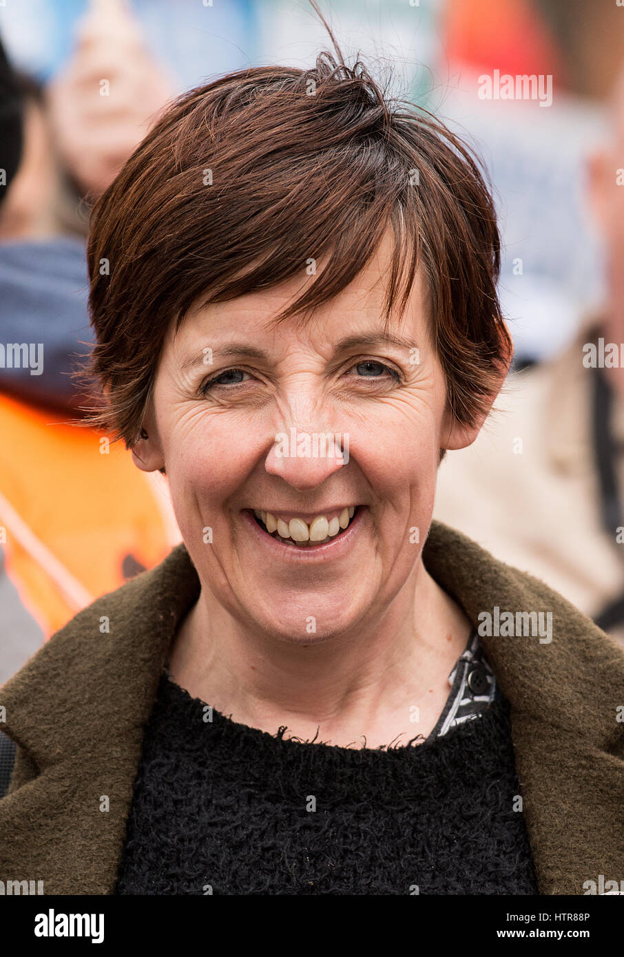 À l'actrice Julie Hesmondhalgh #  notre rallye du NHS - manifestation à Londres, de défendre le NHS contre les compressions gouvernementales, les fermetures et la privatisation. Banque D'Images