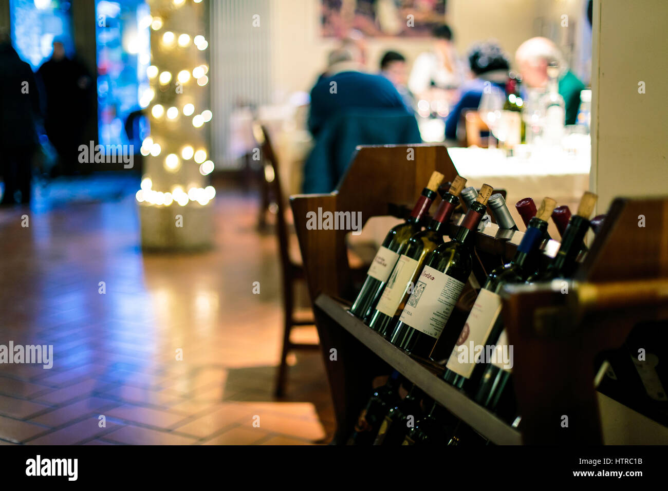 Plusieurs bouteilles de vin dans un restaurant italien Banque D'Images