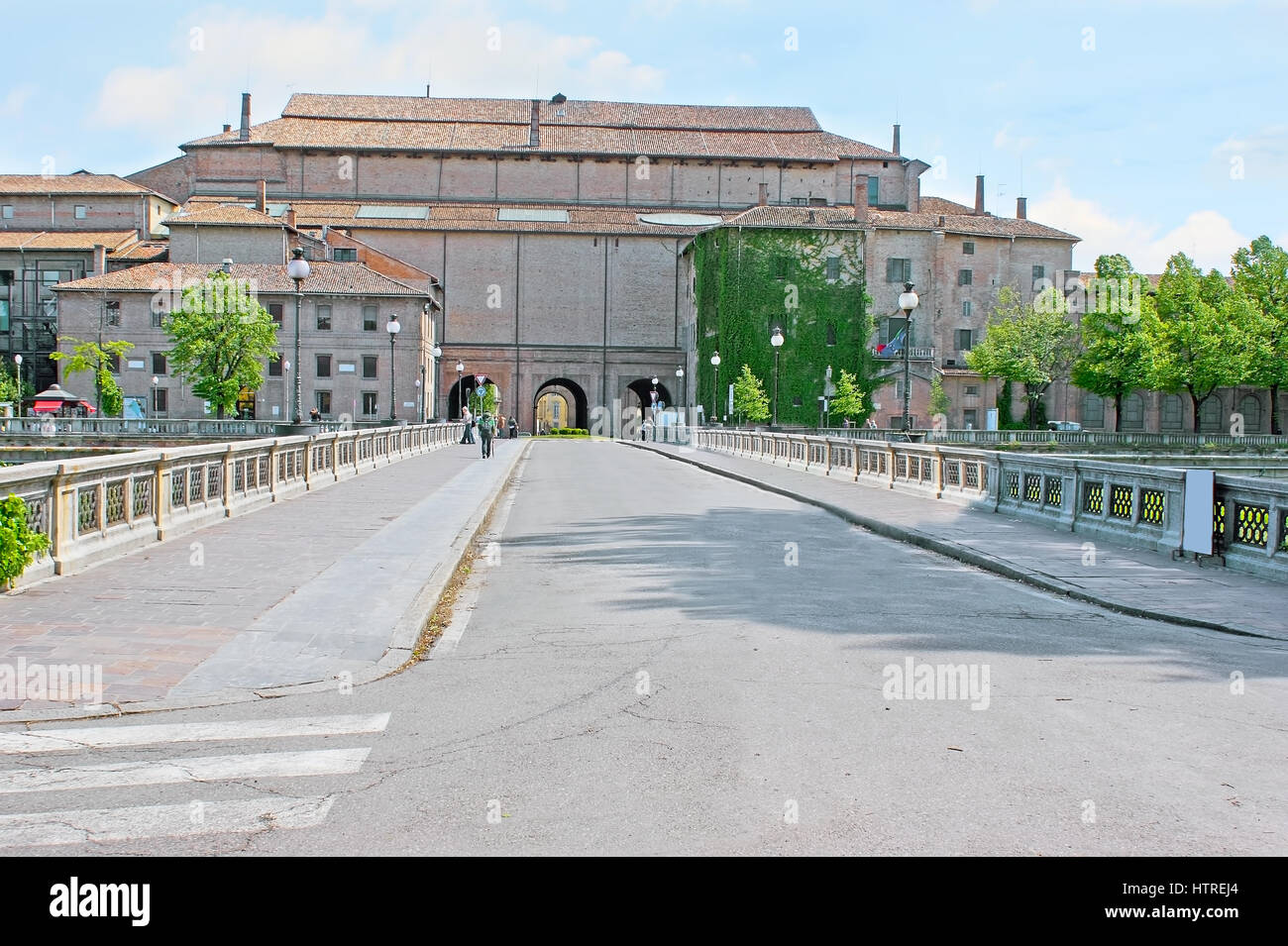 Giuseppe Verdi pont sur le ruisseau de Parme mène à la Pilotta Palace, grand complexe, y compris Théâtre Farnese, Galerie nationale, Bibliothèque Palatina Banque D'Images