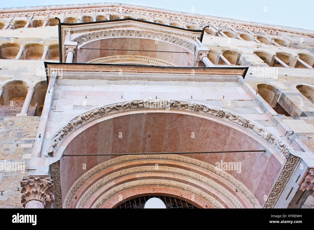 La façade de cathédrale d'Assomption de la Bienheureuse Vierge Marie, situé dans la place du Duomo, décorées avec double ogive, reliefs sculptés, flore Banque D'Images