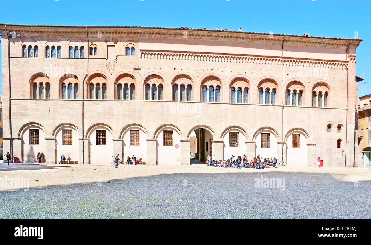 Parme, Italie - 24 avril 2012 : La façade de Vescovile (Bishop's) Palace à la place du Duomo, décoré avec des blocs de pierre romain utilisé et double lancet Banque D'Images