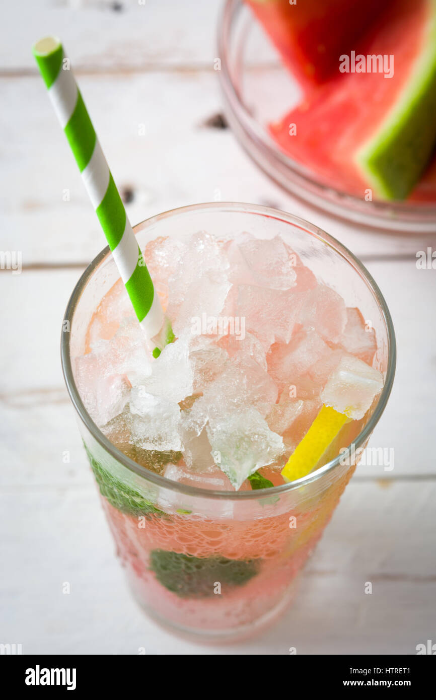 Mojito pastèque fraîche sur bois blanc Banque D'Images