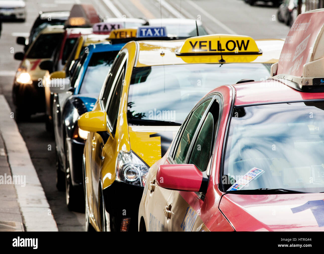 Une rangée de taxis colorés. Banque D'Images