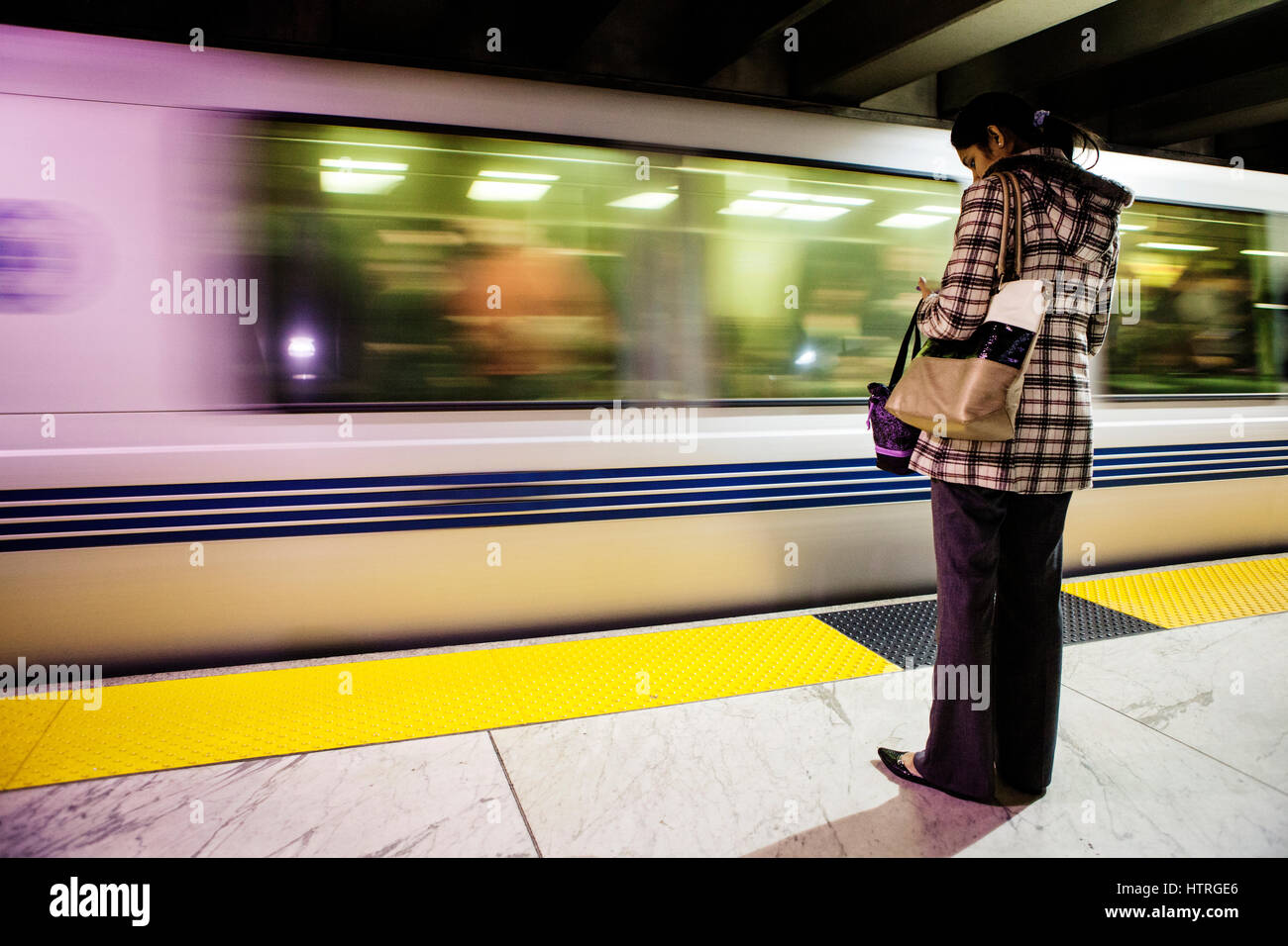 Femme attendant le métro. Banque D'Images