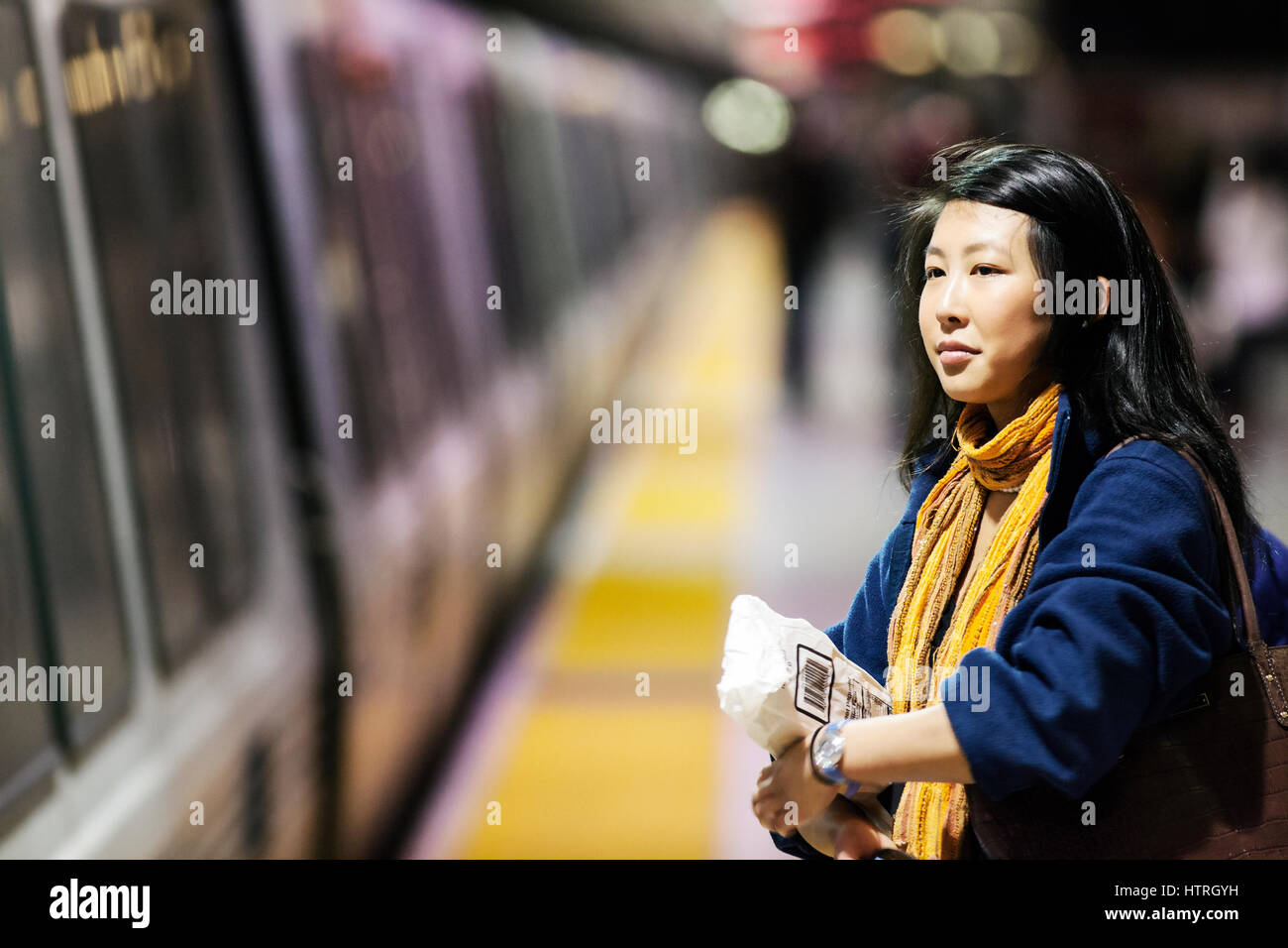 Femme attendant le métro. Banque D'Images