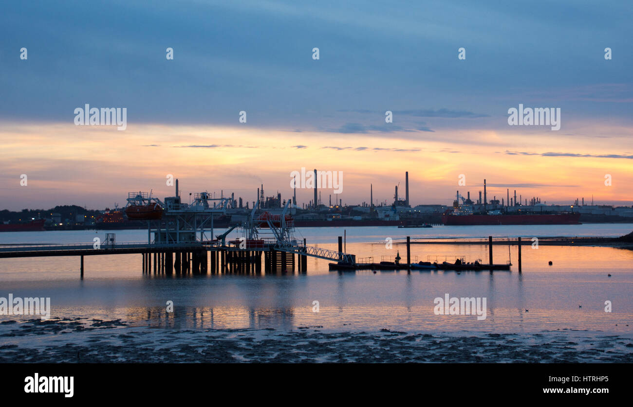 Coucher du soleil sur le Solent, Hampshire, Royaume-Uni Warsash jetée avec Fawley raffinerie de pétrole dans l'arrière-plan Banque D'Images