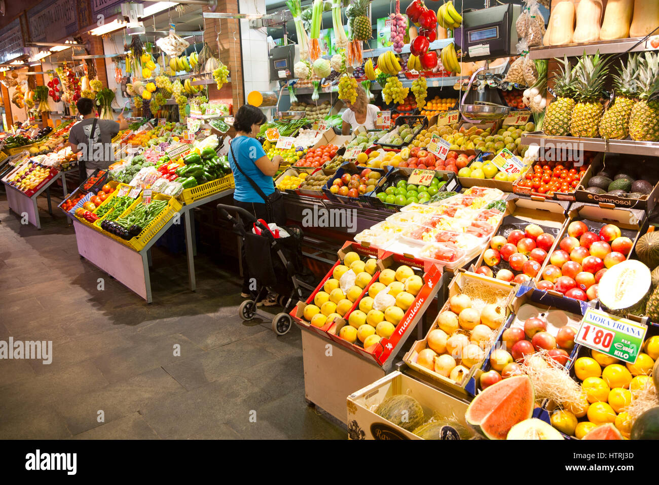 Les étals du marché à l'intérieur du bâtiment historique du marché de Triana, ville de Séville, Espagne Banque D'Images