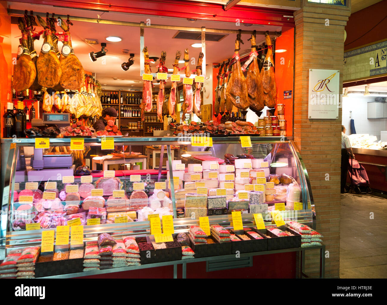Les étals du marché à l'intérieur du bâtiment historique du marché de Triana, ville de Séville, Espagne Banque D'Images