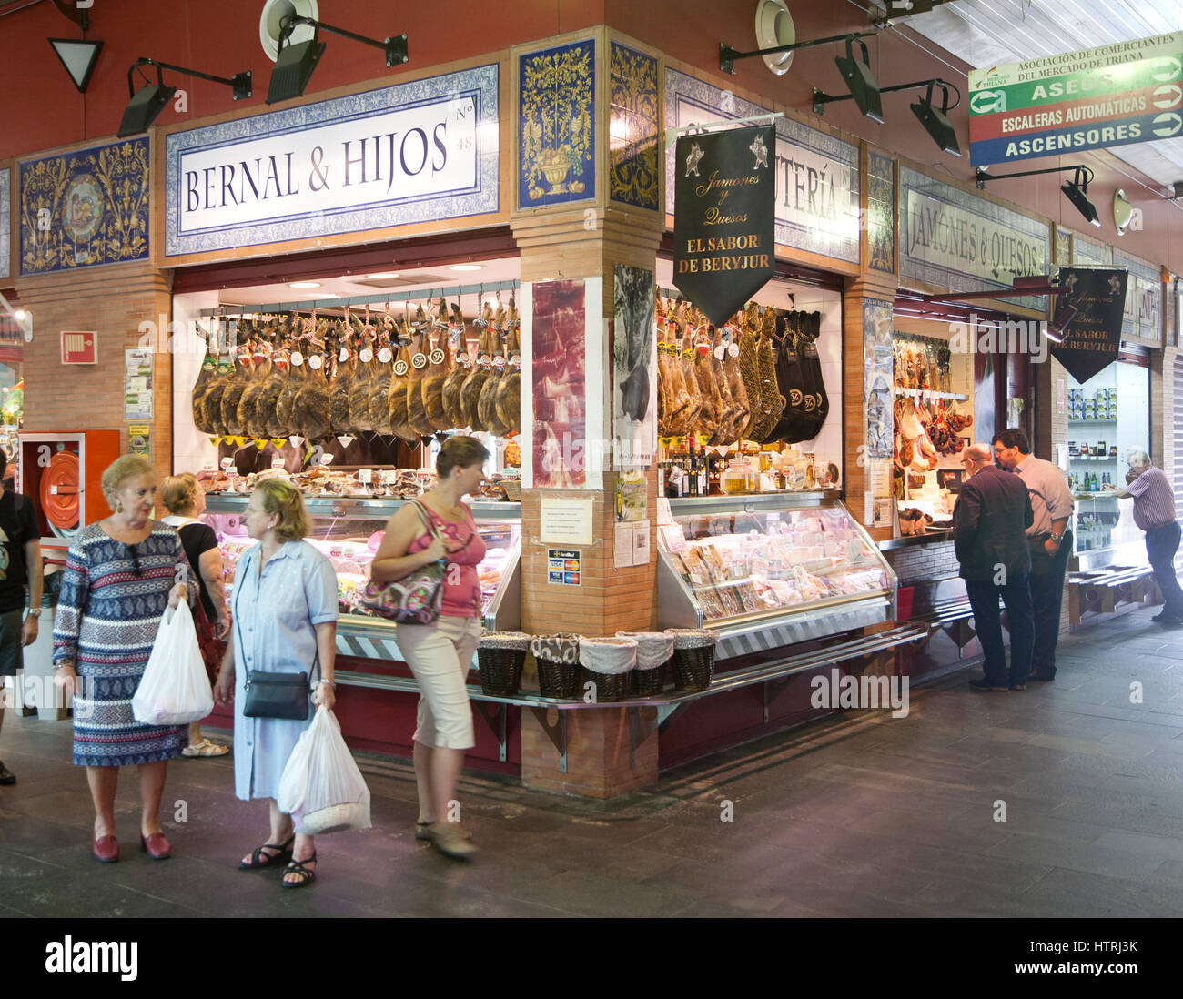 Les étals du marché à l'intérieur du bâtiment historique du marché de Triana, ville de Séville, Espagne Banque D'Images