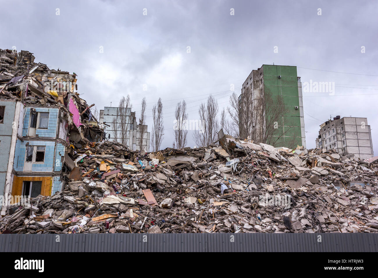 Démolition de bâtiments en milieu urbain. Maison en ruines. Banque D'Images