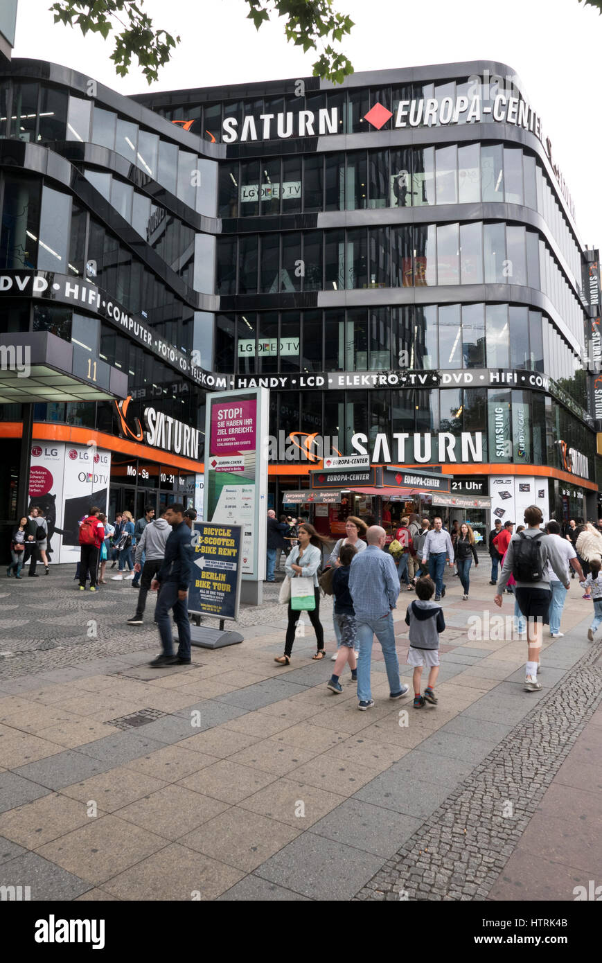 L'extérieur de l'Europa Center avec le logo Saturn, Berlin, Allemagne Banque D'Images