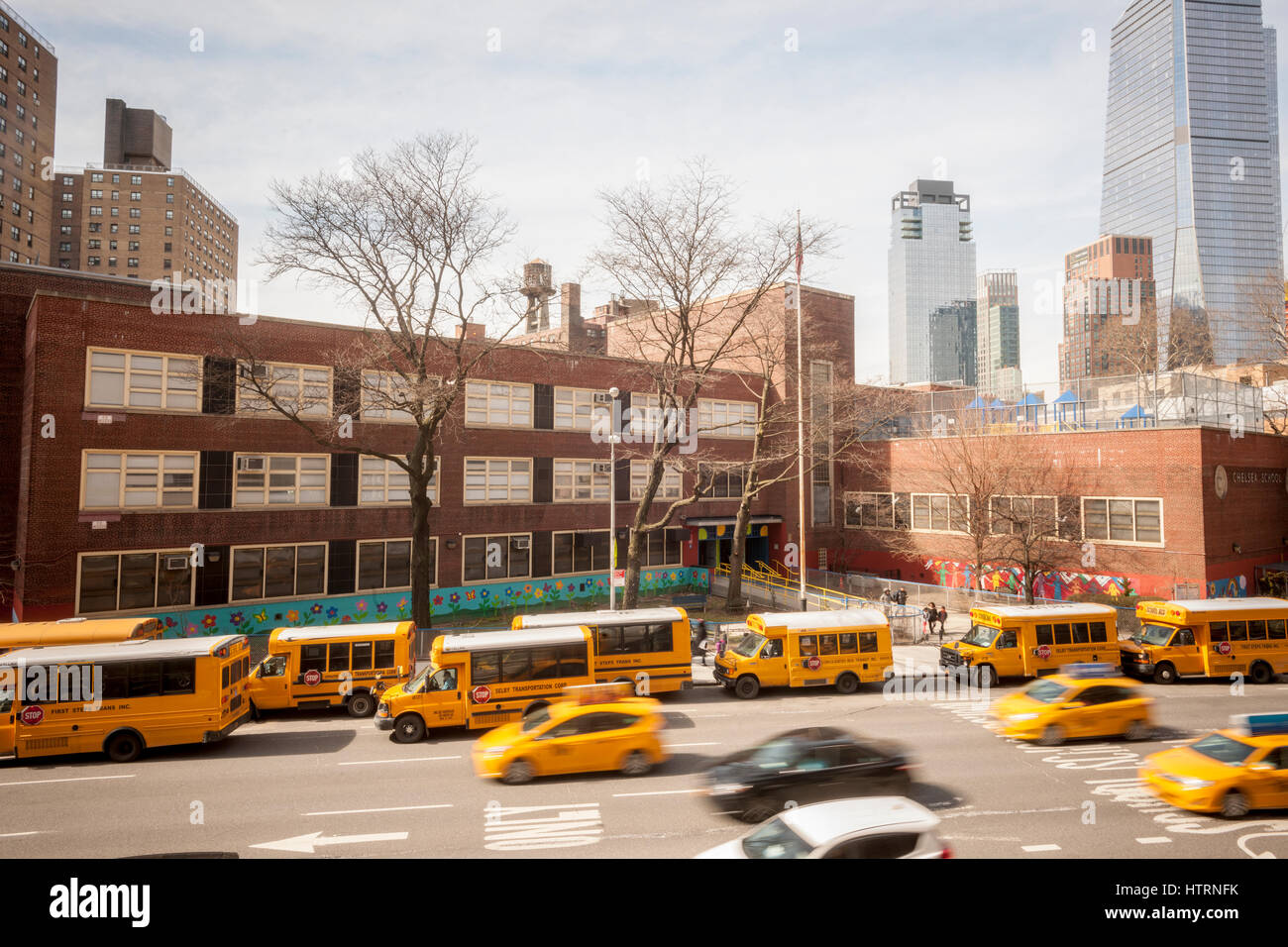 Ligne de bus scolaires jusqu'en face de PS 33 à Chelsea à New York Lundi, Mars 13, 2017. En raison de la tempête approchant le maire Bill De Blasio a commandé les écoles pour être fermé le mardi, ainsi qu'un côté de la rue, parking étant suspendu. (© Richard B. Levine) Banque D'Images
