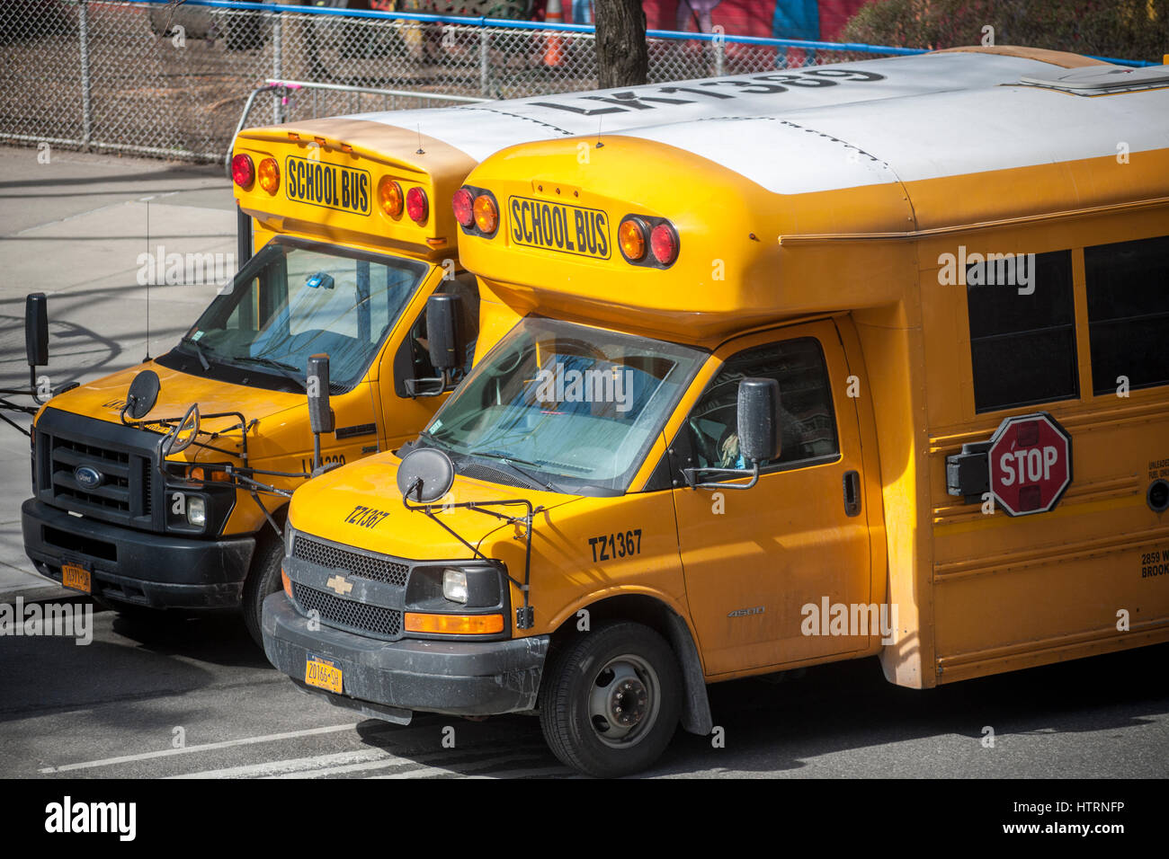 Ligne de bus scolaires jusqu'en face de PS 33 à Chelsea à New York Lundi, Mars 13, 2017. En raison de la tempête approchant le maire Bill De Blasio a commandé les écoles pour être fermé le mardi, ainsi qu'un côté de la rue, parking étant suspendu. (© Richard B. Levine) Banque D'Images