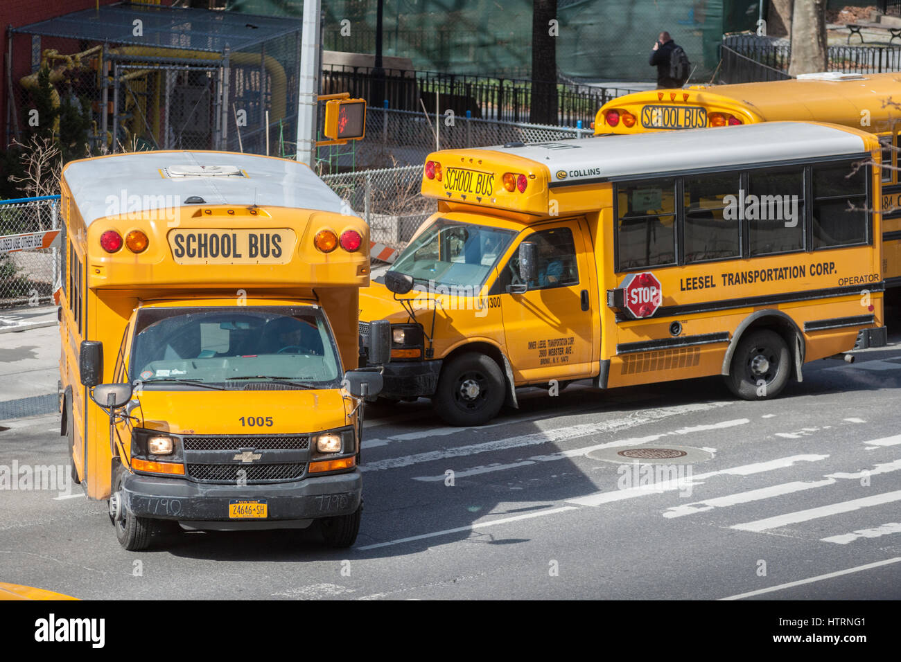 Ligne de bus scolaires jusqu'en face de PS 33 à Chelsea à New York Lundi, Mars 13, 2017. En raison de la tempête approchant le maire Bill De Blasio a commandé les écoles pour être fermé le mardi, ainsi qu'un côté de la rue, parking étant suspendu. (© Richard B. Levine) Banque D'Images