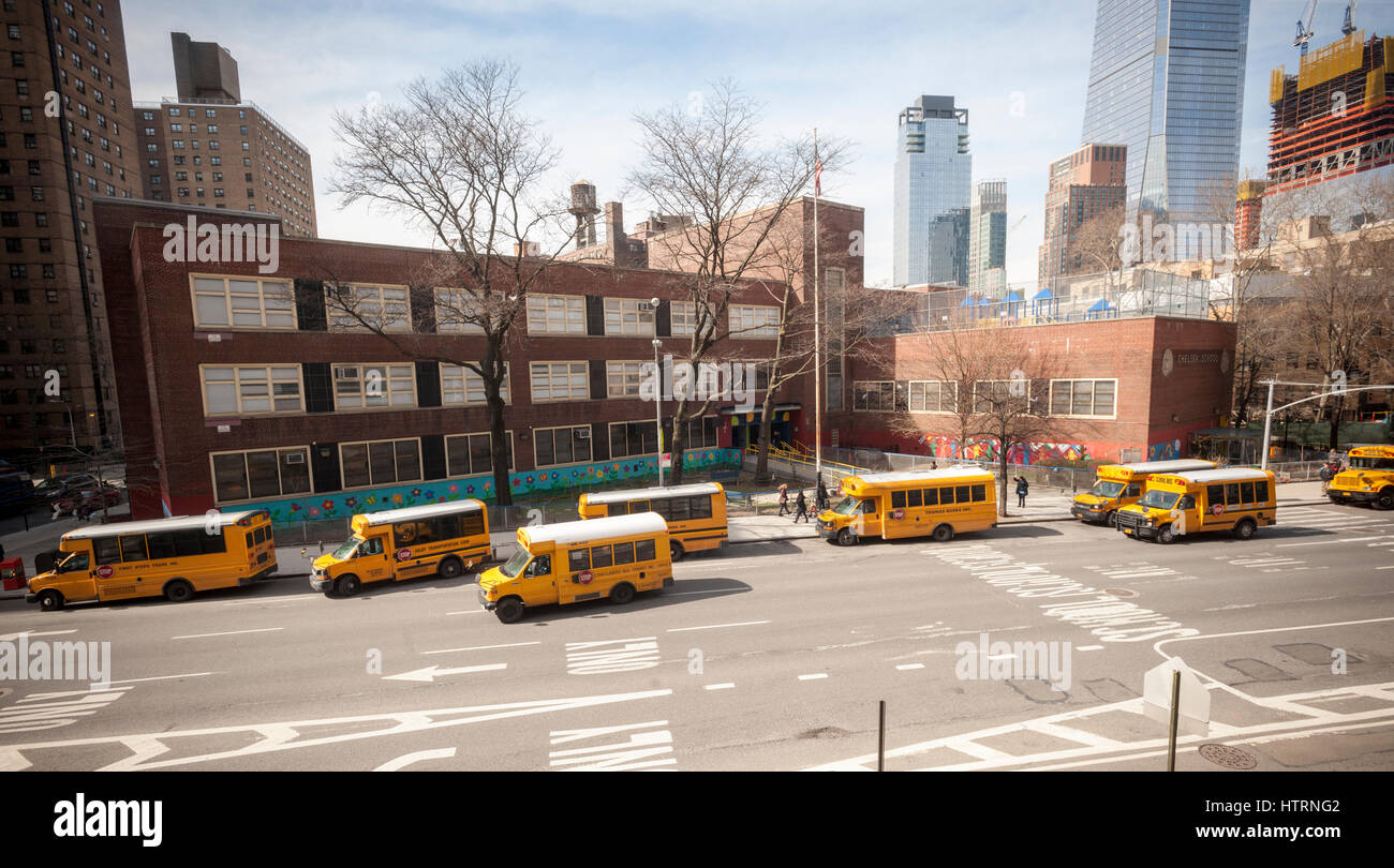 Ligne de bus scolaires jusqu'en face de PS 33 à Chelsea à New York Lundi, Mars 13, 2017. En raison de la tempête approchant le maire Bill De Blasio a commandé les écoles pour être fermé le mardi, ainsi qu'un côté de la rue, parking étant suspendu. (© Richard B. Levine) Banque D'Images