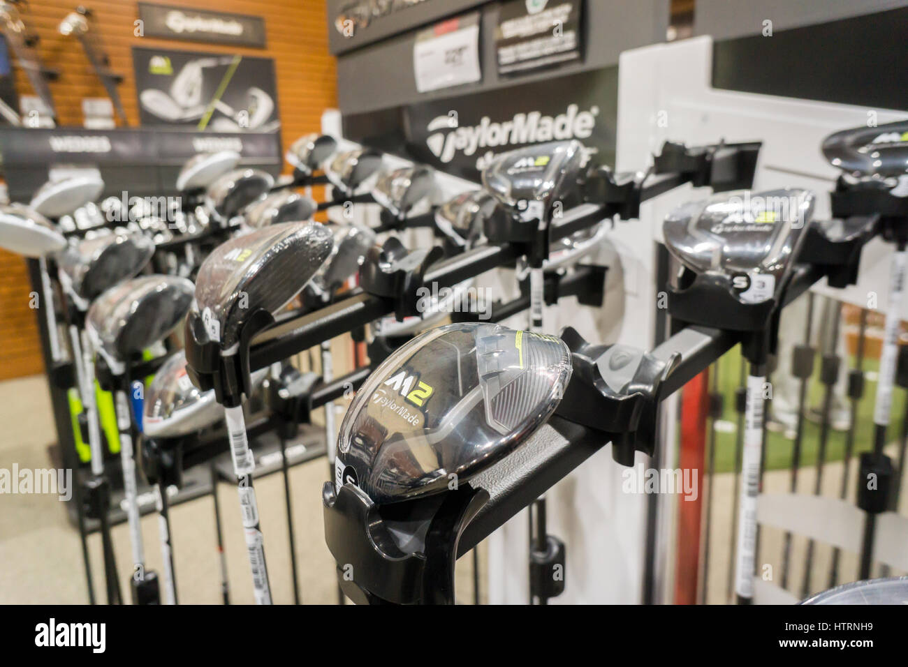 TaylorMade golf de marque dans le nouveau Dick's Sporting Goods store dans le quartier de Glendale de Queens à New York lors de la grande ouverture des ventes sur Samedi, Mars 11, 2017. TaylorMade est une marque d'Adidas qui serait d'essayer de le vendre avec pas de chance. (© Richard B. Levine) Banque D'Images