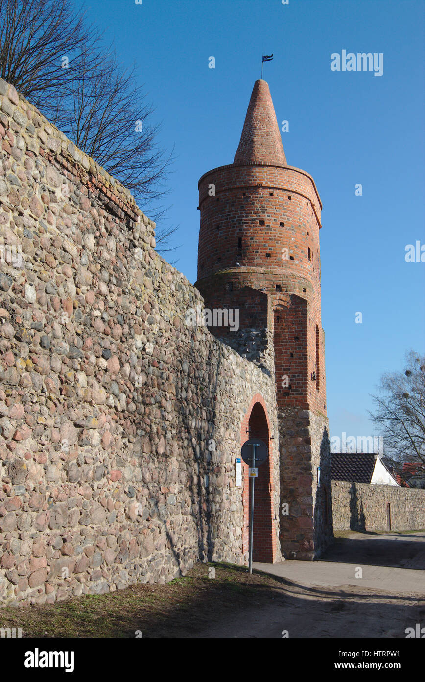 Strzelce Krajeńskie - murs de la ville médiévale avec la tour de la prison Banque D'Images