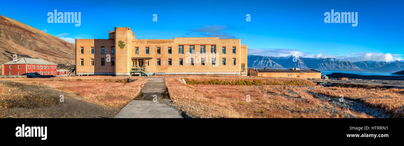 La ville minière de Pyramiden sunddenly a été abandonnée en 1998, laissant derrière lui une ville fantôme pefectly préservé comme un testament d'une époque révolue. Banque D'Images