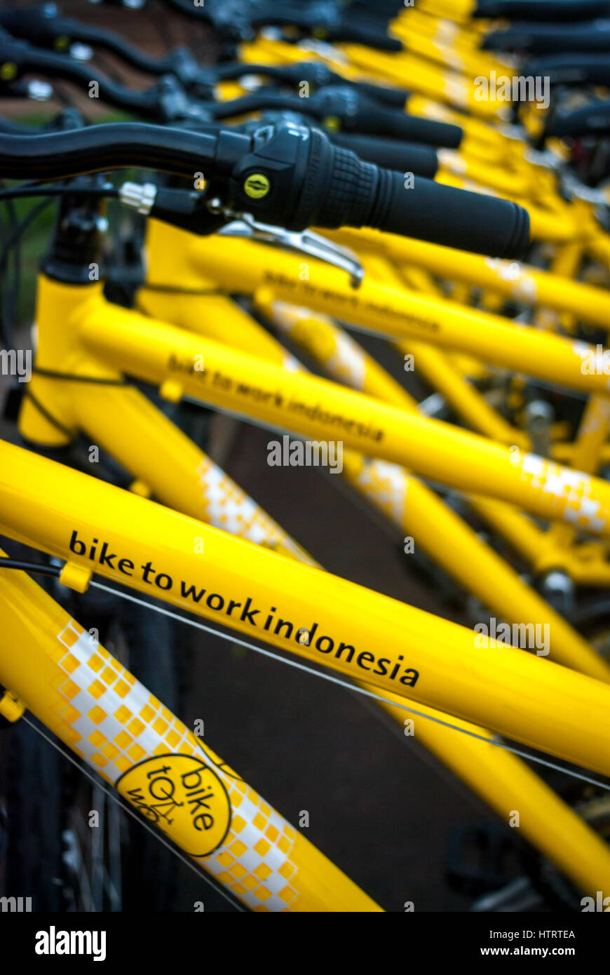 Rangée de vélos avec le logo de l'Indonésie au travail à vélo, un célèbre mouvement indonésien vélo communautaire. Banque D'Images