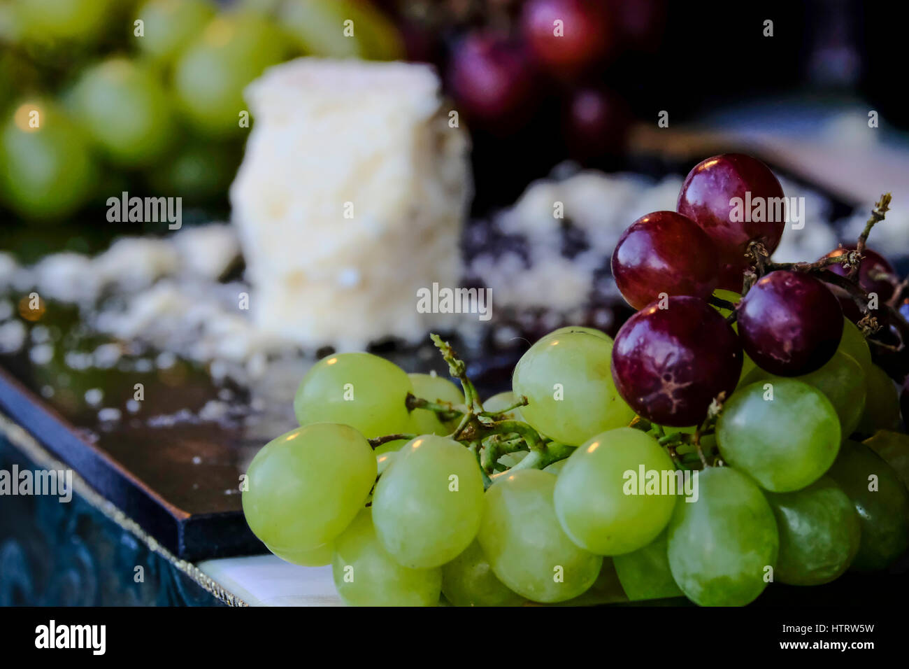 Les raisins et fromage sur un étal du marché Banque D'Images