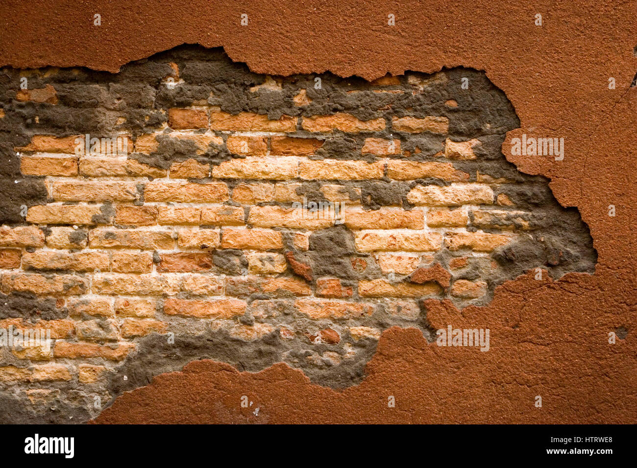 Fissure mur de béton avec des murs en briques. Banque D'Images