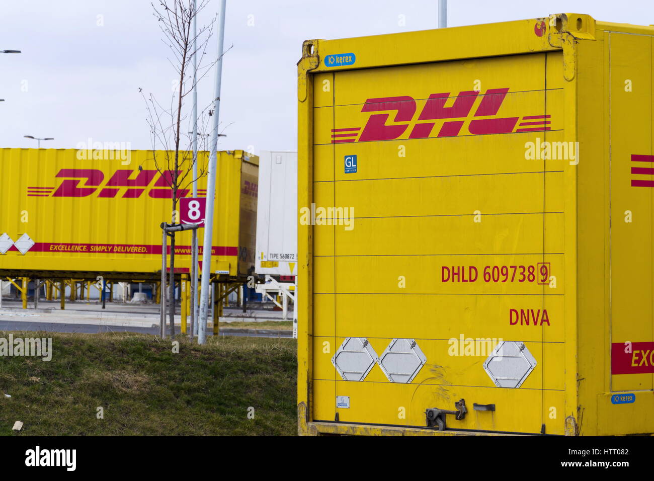 DOBROVIZ, RÉPUBLIQUE TCHÈQUE - le 12 mars : les conteneurs d'expédition DHL devant Amazon bâtiment logistique le 12 mars 2017 dans Dobroviz, République tchèque. Banque D'Images