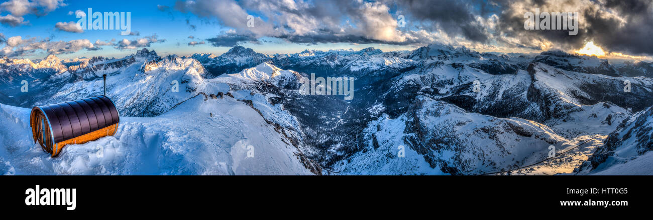 Le paysage majestueux des Dolomites en Italie, ils forment une partie de la partie sud des Alpes calcaires. Il est repris de l'étonnant Rifugio Lagazuoi. Banque D'Images